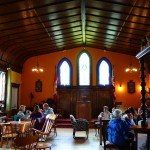 ... L'intérieur a été aménagé en bar/café...