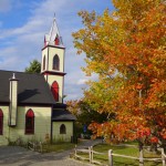 ... Après la "Révolution tranquille" de 1960 , la religion a été rejetée par les québécois. Cette région est la moins croyante d'Amérique du Nord. La plupart des églises qu'on trouve partout sont généralement des vestiges abandonnés