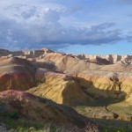 Les yellow mounds, la couleur jaune a été créée à cause d'une réaction chimique entre les différents composés de la roche, mais j'ai oublié le détail